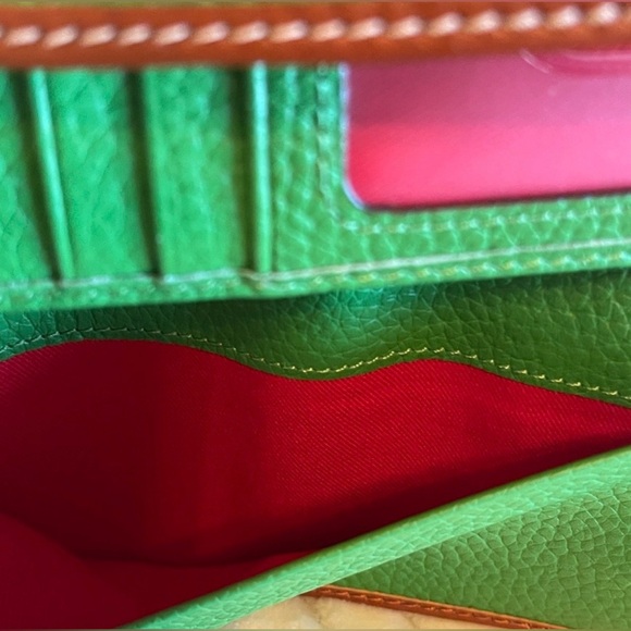 Dooney and Bourke continental clutch in Kelly green πππ - Picture 7 of 10